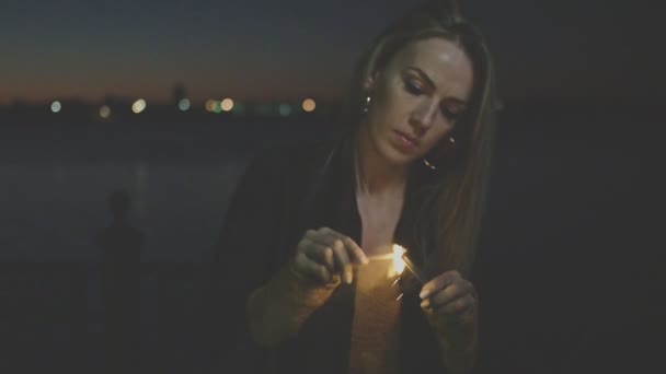 Mujer Agradable Disparando Luces Bengala Noche Cámara Lenta — Vídeos de Stock