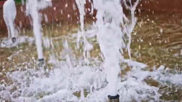 Фонтанний Струмінь Повільному Русі Вода Літає Падає Вниз Штучним Ставком — стокове відео
