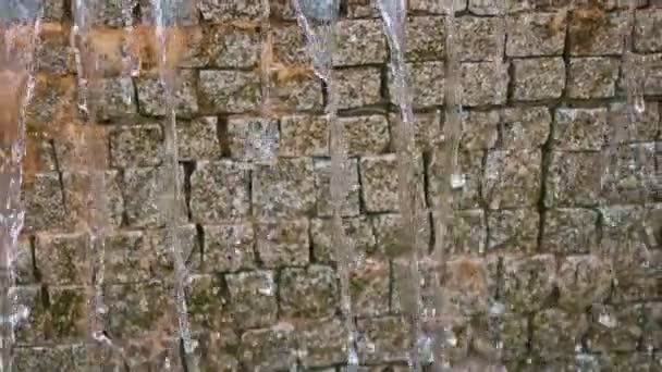 Mur antique avec de l'eau coulante 