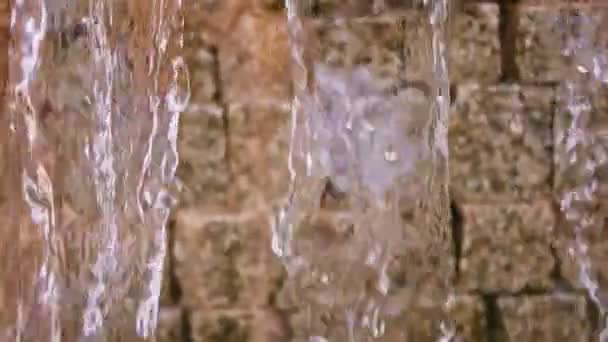 Фонтанная вода стекает вниз по черепичной стене — стоковое видео
