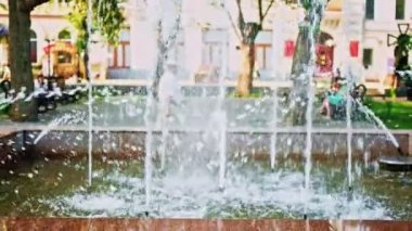 Park Çeşme yavaş arka planda yürüyen tanınmaz halde üst düzey kişi ile