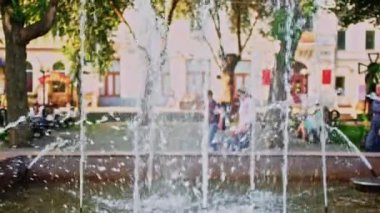 Park arka plan üzerinde tanınmayan insanlar ile ağır çekimde Çeşme