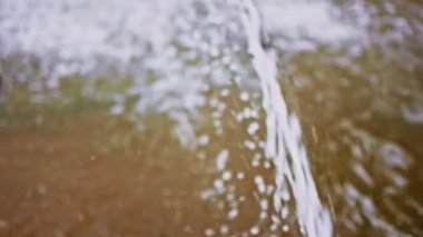 Çeşme jet portre görünümünde ağır çekim