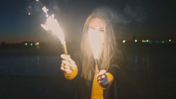 Γυναίκες με πυρσούς από ρωμαϊκά κεριά στα χέρια τους — Αρχείο Βίντεο