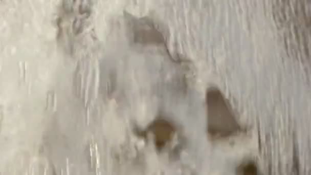 Schuimend water van de fontein in slow motion — Stockvideo