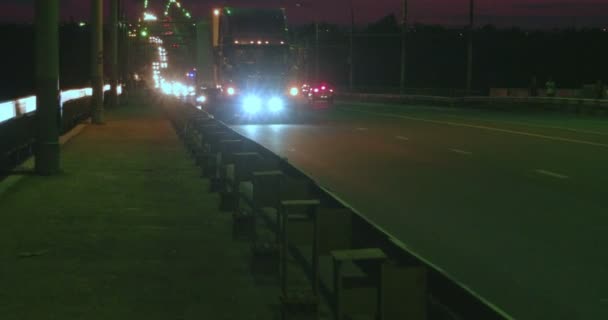 Big Track Drive sur le pont dans la nuit — Video
