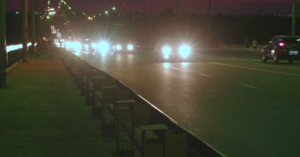 Many cars moving along overpass and two unrecognizable boys riding bicycles — Stock Video