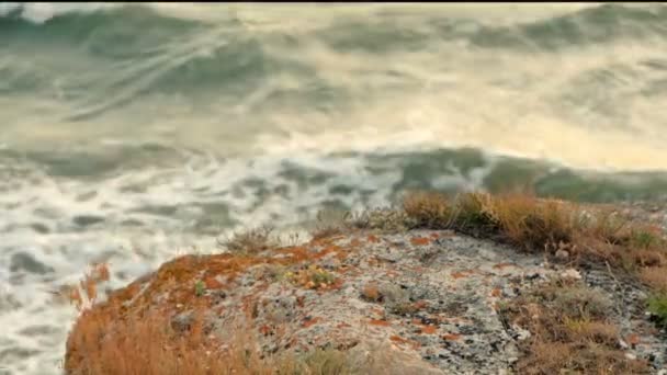 Mořské vlny selhání přes skalnaté pobřeží. — Stock video
