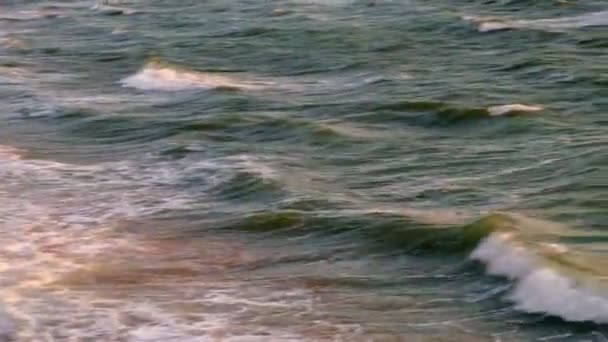 Над поверхностью моря с волнами — стоковое видео
