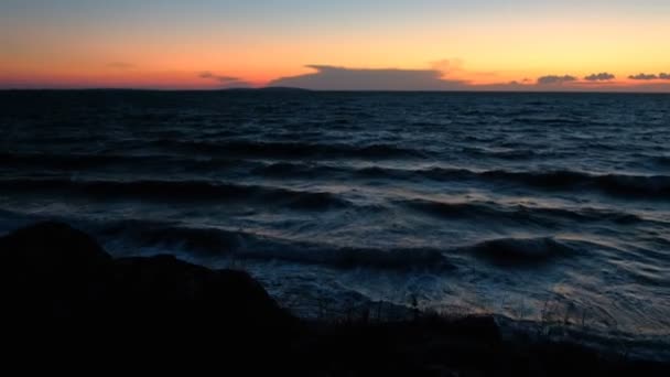 Splendido tramonto sul mare. Cielo dorato sopra le onde del mare . — Video Stock