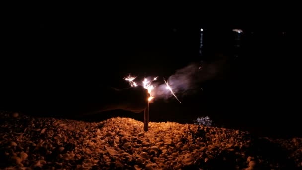 Garoto fogo sparklr na areia da praia — Vídeo de Stock