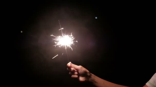 Бенгалія світло sparkler спалювання в руці — стокове відео