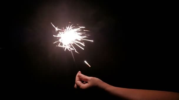 Sparkler bruciare nella mano femminile . — Video Stock