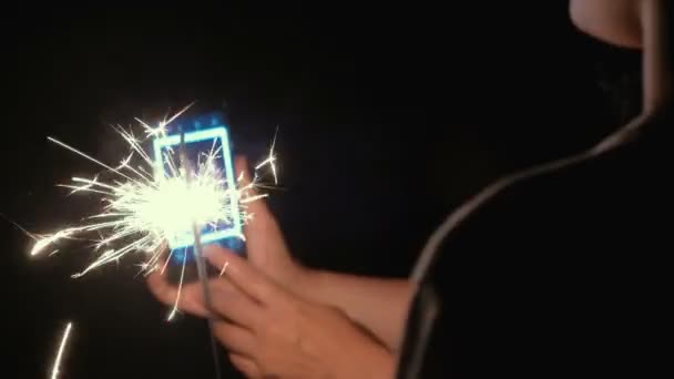 Мама зробити selfie смартфон в ніч з її сина, що тримає спалювання sparkler в його руках — стокове відео