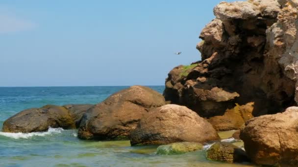 Cliff and rocks in bright colorful sea — Stock Video