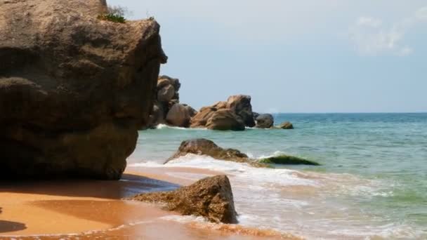 水自然与岩石和明亮的绿色和蓝色的海 — 图库视频影像