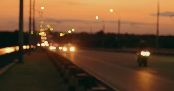 Radler und Autos bei Sonnenuntergang auf Autobahn unterwegs — Stockvideo