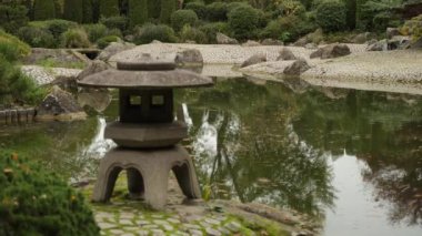 Kami-ruhları doğa için taş sunak ile Japon Bahçe Cinemagraph