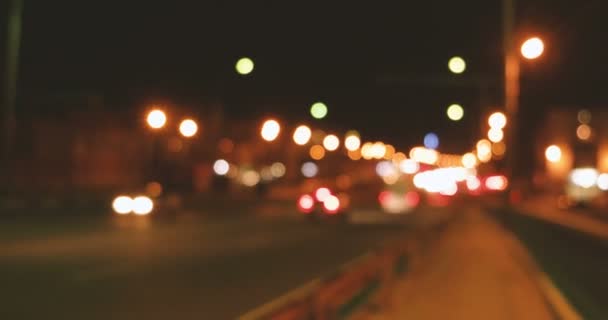 Coches en el paso elevado en imágenes desenfocadas nocturnas . — Vídeo de stock