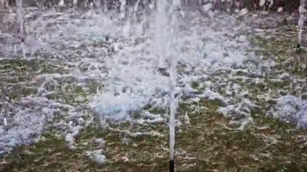 Порушена вода, падаючи з фонтанного струменя — стокове відео
