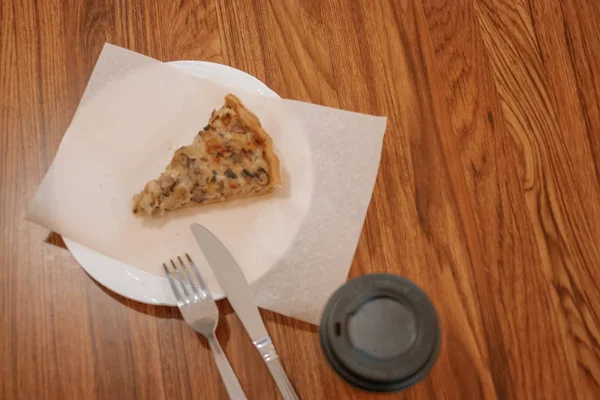 Hjemmelavet-stil pice af tærte på papir over visning - Stock-foto