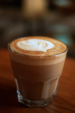 Masa üstü düz beyaz kahve