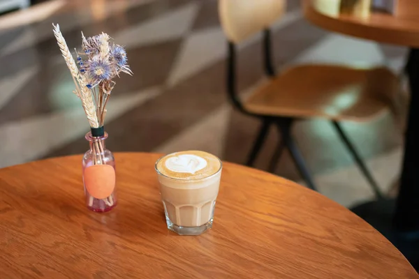 Cafe masa üstü kuru çiçekler düz beyaz kahve bardak ile — Stok fotoğraf