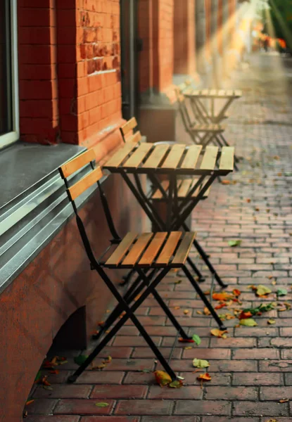 Houten tafel en stoel gemaakt van planken buiten café — Stockfoto