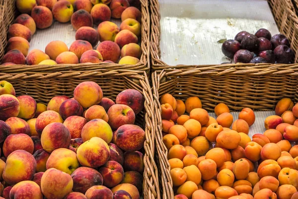 Pesche, prugne e albicocche in confezioni di mercato — Foto Stock