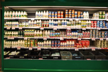 Astrahan Rusya 04 Mayıs 2017: süt Okey hipermarket raflarında farklı markaların paketleri. Okey Rusya'nın en büyük kitle pazar ağları biridir