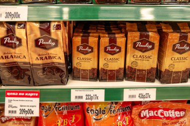 Astrahan Rusya 04 Mayıs 2017: kahve paket Paulig marka Okey hipermarket raflarında
