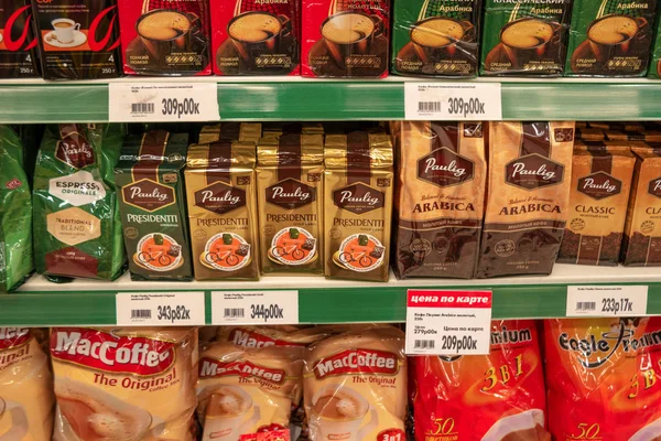 Astrakhan Russia 04 May 2017: Coffee packs of different brands on shelves in OKEY hypermarket. OKEY is one of the biggest mass market in Russia — Stock Photo, Image