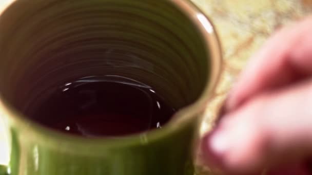 Hombre preparando té poniendo la bolsita de té en agua caliente — Vídeos de Stock