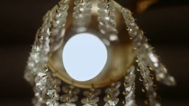 Ciondoli mobili di lampadario in vetro molato — Video Stock