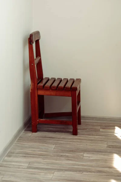 Silla de madera en la esquina de la habitación. Silla de madera individual en esquina de habitación blanca — Foto de Stock