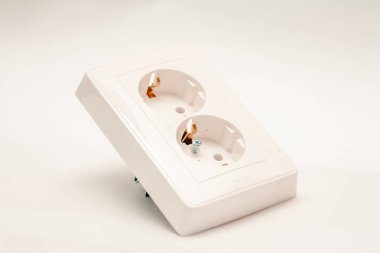 Elektrik prizi ile görüntüsüyle boşaltmak. Ev güç ağındaki elektrik prizine elektrik prizine değiştirme