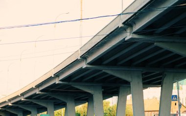 Otoyol rampaları. Beton pilons destek yükseltilmiş Otoban