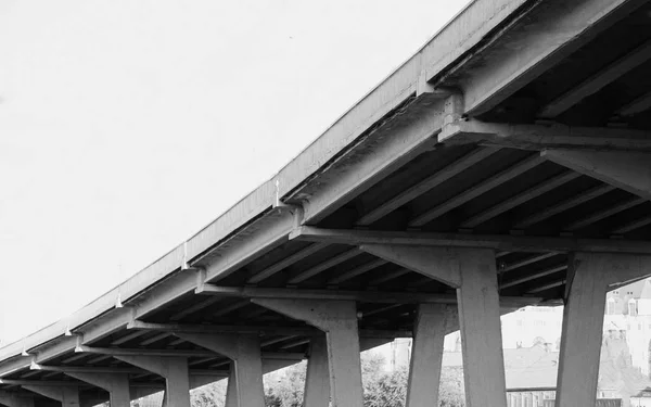 Rampas de auto-estrada. Pilões de concreto que suportam rodovia elevada — Fotografia de Stock