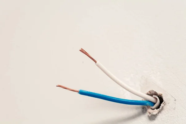 Unverbundene elektrische Leitungen von der Wand. — Stockfoto