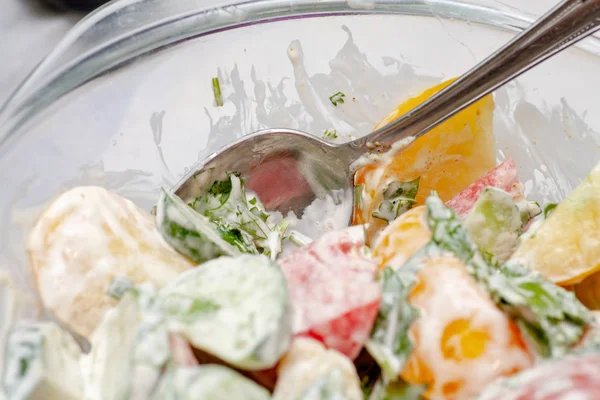 Zdravé jídlo, čerstvý jarní salát. — Stock fotografie