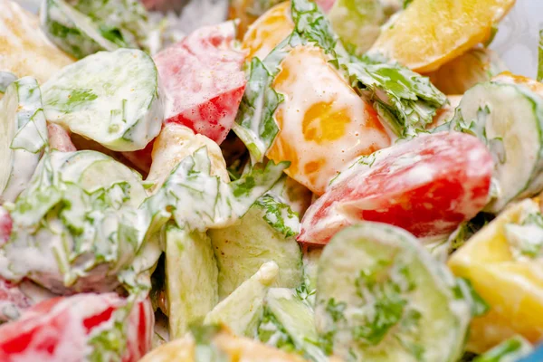 Zeleninový salát s čerstvým salátem, cherry rajčaty, červenou cibulí a pepř. Detailní pohled. — Stock fotografie