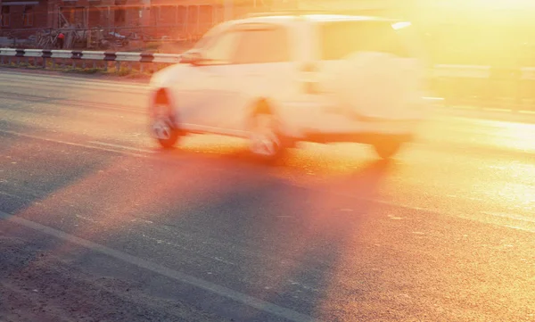 Tonelada imagen de un coche borroso que viaja por la carretera. Un tiro retroiluminado. Instagram foto de estilo —  Fotos de Stock