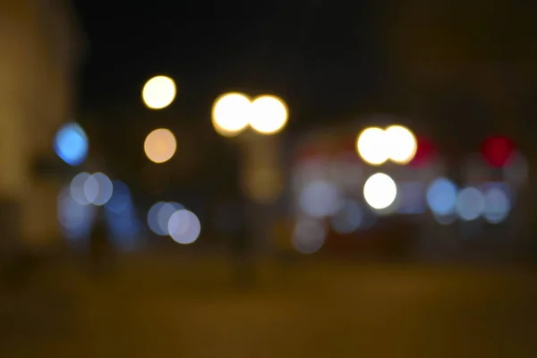 Niewyraźne noc latarnie przy ulicy — Zdjęcie stockowe