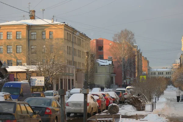 San Petersburgo Rusia, 24 feb 2016: atasco de tráfico con coches cubiertos de nieve después de las fuertes nevadas —  Fotos de Stock