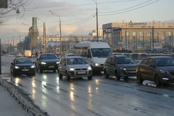 San Petersburgo Rusia, 24 feb 2016: Coches de tráfico cubiertos de nieve después de las fuertes nevadas —  Fotos de Stock