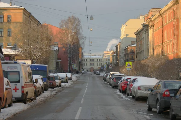 San Petersburgo Rusia, 24 feb 2016: Calles de la mañana con coches cubiertos de nieve después de las duras nevadas —  Fotos de Stock