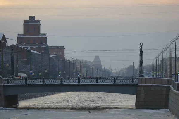 Saint-Pétersbourg Russie, 24 Fév 2016 : Rues de Saint-Pétersbourg en hiver tôt le matin autour de l'usine du triangle rouge — Photo