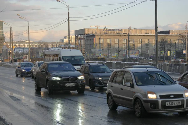 俄罗斯圣彼得堡, 2016年2月24日: 降雪后有汽车被水覆盖的街道 — 图库照片