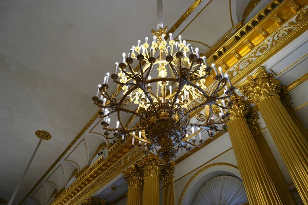 St. Petersburg, Russia - 2016 Feb. 26: Chandelier of Interior of the State Hermitage or Winter Palace in St. Petersburg — Stock Photo, Image