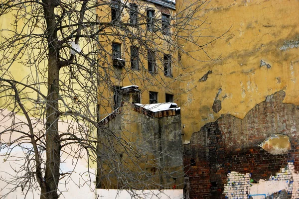 Slumsów i getta ulicy widok w czasie i śnieg zimy z opuszczonych budynków — Zdjęcie stockowe